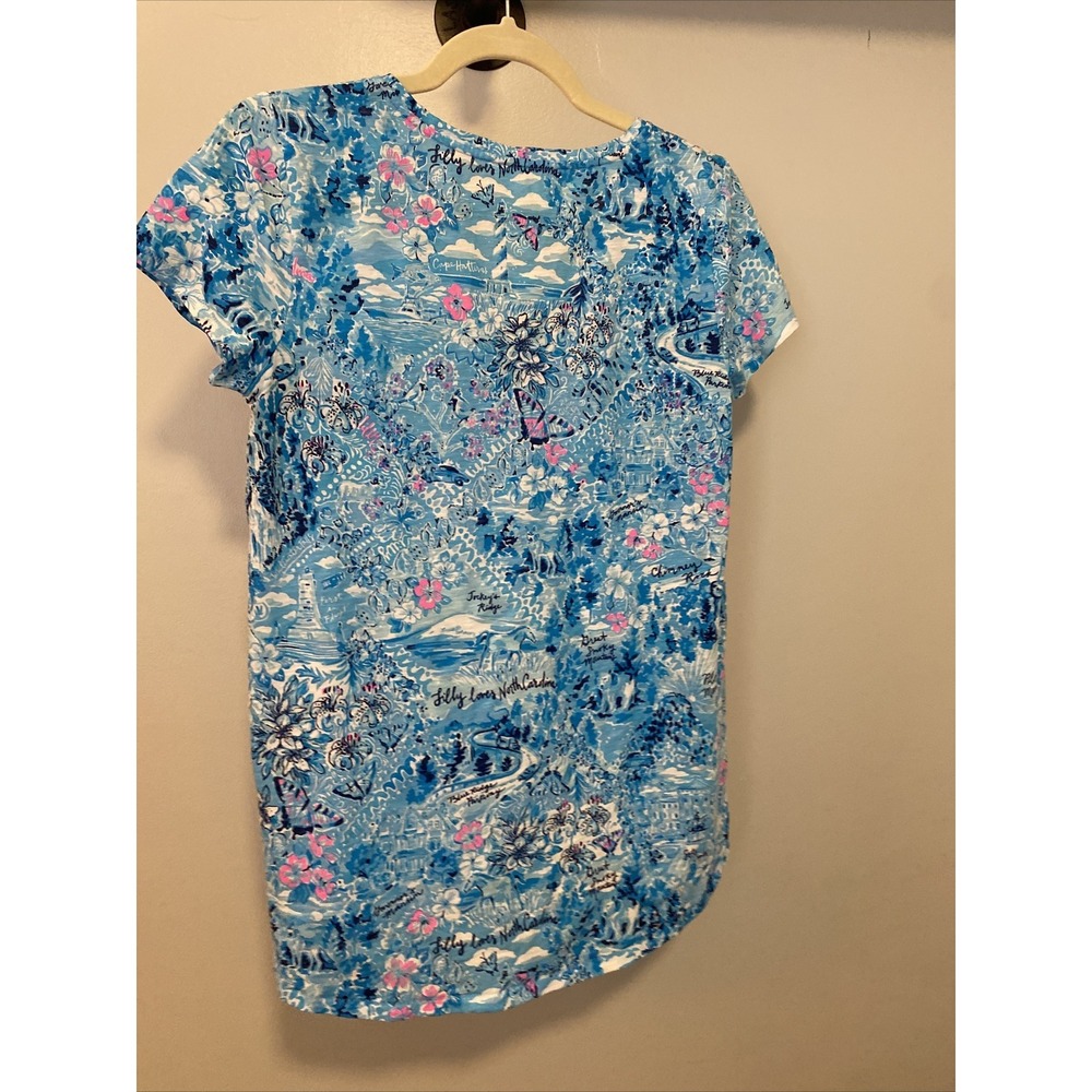 Lilly Pulitzer Etta V-Neck Top Blue Peri Lilly Loves‎ North Carolina Nc Size S - Picture 7 of 7